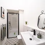 Hayy Collection Townhouse Living At Cliff Oaks * Leeds (West Yorkshire)