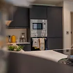 Hayy Collection Townhouse Living At Cliff Oaks * Leeds (West Yorkshire)