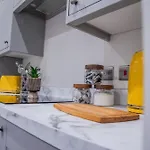 Hayy Collection Townhouse Living At Cliff Oaks Leeds (West Yorkshire)
