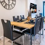 Hayy Collection Townhouse Living At Cliff Oaks Leeds (West Yorkshire)