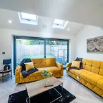 Hayy Collection Townhouse Living At Cliff Oaks Leeds (West Yorkshire)