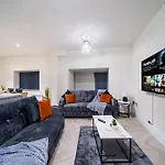 Hayy Collection Townhouse Living At Cliff Oaks * Leeds (West Yorkshire)
