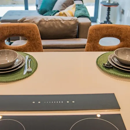 Hayy Collection Townhouse Living At Cliff Oaks Leeds (West Yorkshire)