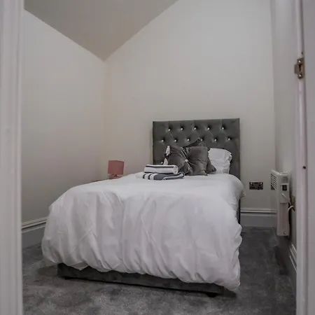 Hayy Collection Townhouse Living At Cliff Oaks * 利兹