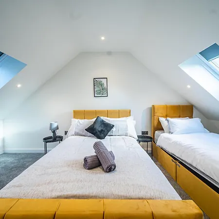 Hayy Collection Townhouse Living At Cliff Oaks * Leeds (West Yorkshire)
