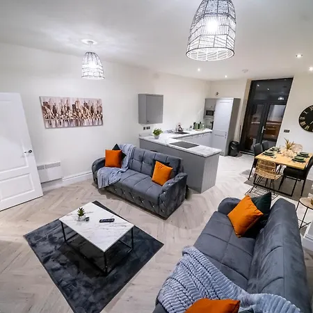 Hayy Collection Townhouse Living At Cliff Oaks * Leeds (West Yorkshire)