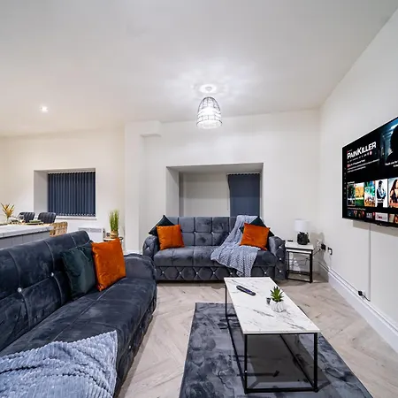 Hayy Collection Townhouse Living At Cliff Oaks * Leeds (West Yorkshire)