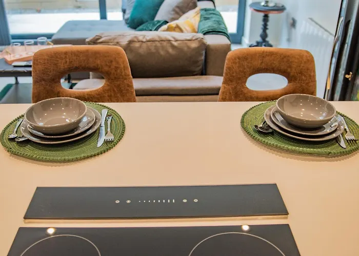 Hayy Collection Townhouse Living At Cliff Oaks Leeds (West Yorkshire)