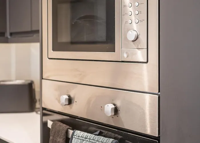 Hayy Collection Townhouse Living At Cliff Oaks Leeds (West Yorkshire)