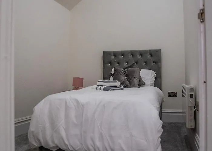 Hayy Collection Townhouse Living At Cliff Oaks * Leeds (West Yorkshire)