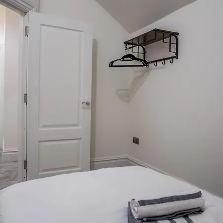 Hayy Collection Townhouse Living At Cliff Oaks Λιντς