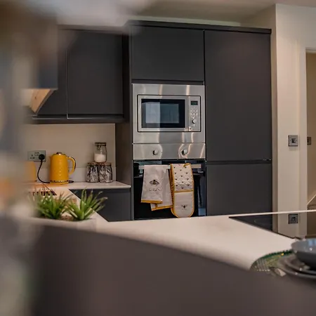 Hayy Collection Townhouse Living At Cliff Oaks * Leeds (West Yorkshire)