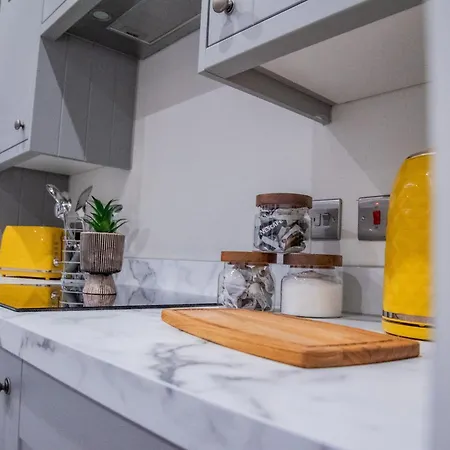 Hayy Collection Townhouse Living At Cliff Oaks Leeds (West Yorkshire)