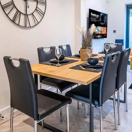 Hayy Collection Townhouse Living At Cliff Oaks Leeds (West Yorkshire)